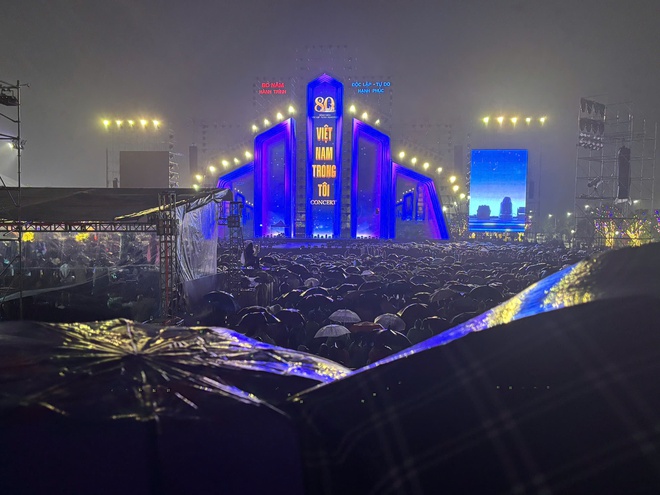 4,2 tỉ đồng từ concert 'Việt Nam trong tôi' gửi đến bà con vùng lũ- Ảnh 2. 4,2 tỉ đồng từ concert 'Việt Nam trong tôi' gửi đến bà con vùng lũ - Ảnh 2.