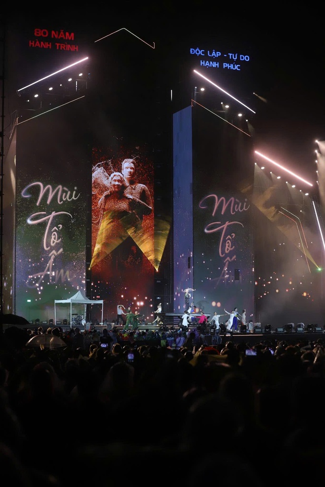 4,2 tỉ đồng từ concert 'Việt Nam trong tôi' gửi đến bà con vùng lũ- Ảnh 3. 4,2 tỉ đồng từ concert 'Việt Nam trong tôi' gửi đến bà con vùng lũ - Ảnh 3.