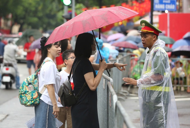 Bắt đầu phân luồng giao thông, chuẩn bị cấm đường phục vụ sơ duyệt diễu binh A80- Ảnh 4. Bắt đầu phân luồng giao thông, chuẩn bị cấm đường phục vụ sơ duyệt diễu binh A80- Ảnh 4.