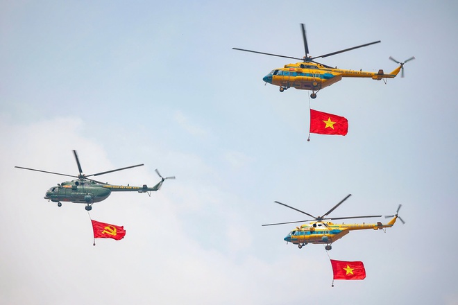 Trực thăng kéo cờ Đảng, cờ Tổ quốc bay qua quảng trường Ba Đình- Ảnh 1. Trực thăng kéo cờ Đảng, cờ Tổ quốc bay qua quảng trường Ba Đình- Ảnh 1.