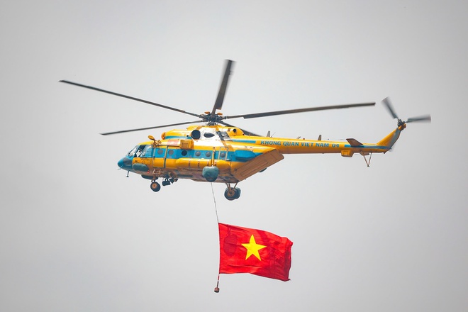 Trực thăng kéo cờ Đảng, cờ Tổ quốc bay qua quảng trường Ba Đình- Ảnh 3. Trực thăng kéo cờ Đảng, cờ Tổ quốc bay qua quảng trường Ba Đình- Ảnh 3.