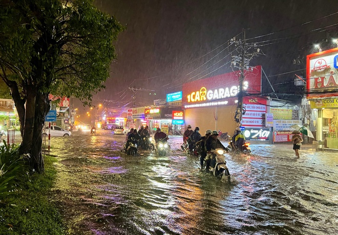 Mưa lớn ở TP.HCM tối nay: Đường ngập lênh láng, hàng rong vất vả mưu sinh- Ảnh 6.