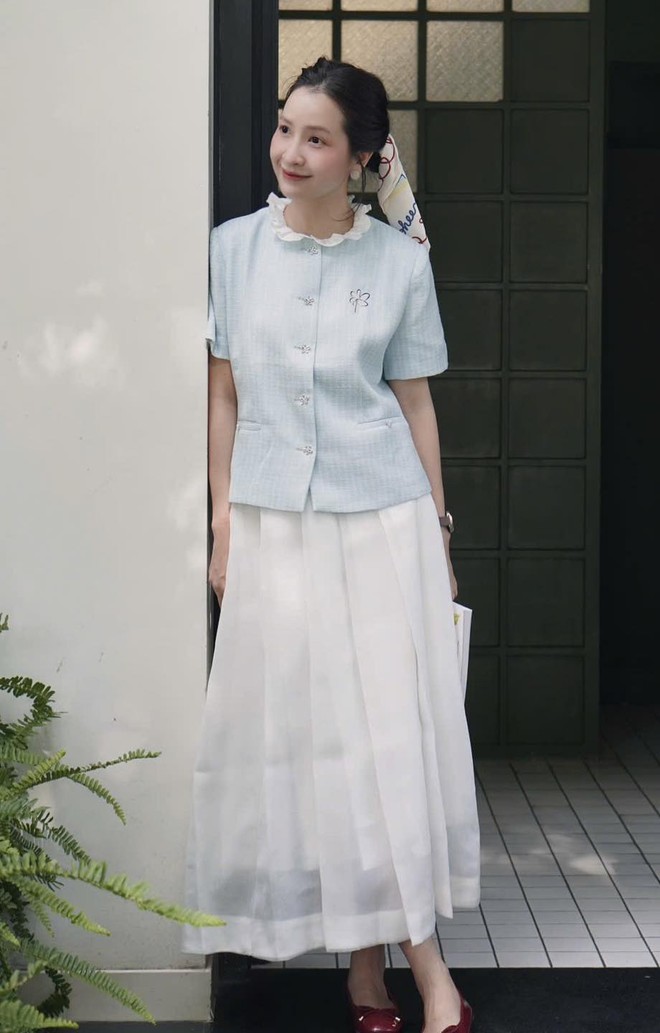 Không bao giờ hết mốt khi diện cặp đôi áo và chân váy- Ảnh 9. Không bao giờ hết mốt khi diện cặp đôi áo và chân váy- Ảnh 9.