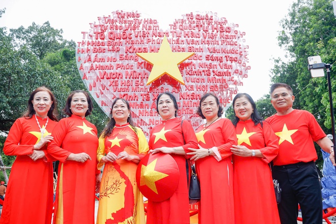 Nữ cựu binh Lào Cai mời chồng quân nhân đã khuất cùng xuống Hà Nội xem A80 - Ảnh 8.