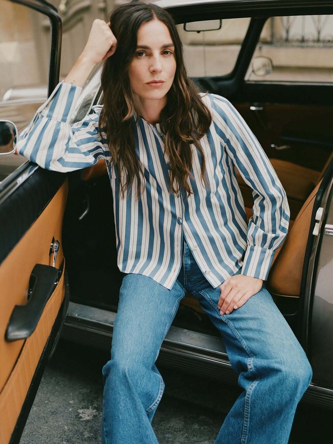 Áo kẻ sọc vừa hiện đại lại trẻ trung, hợp với quần jeans, váy dài- Ảnh 10.