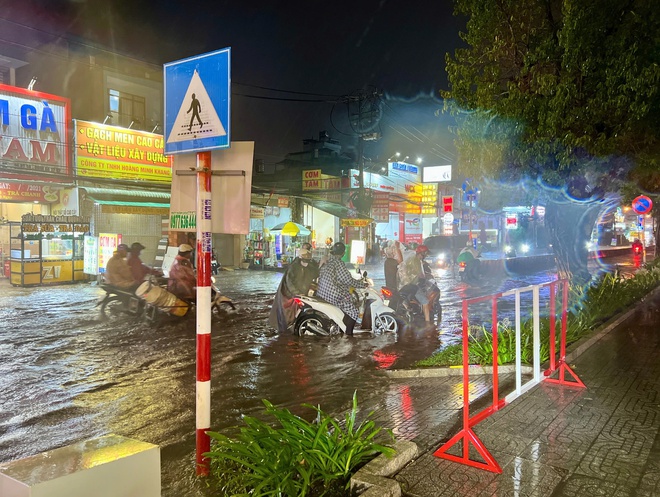 Mưa lớn ở TP.HCM tối nay: Đường ngập lênh láng, hàng rong vất vả mưu sinh- Ảnh 7.