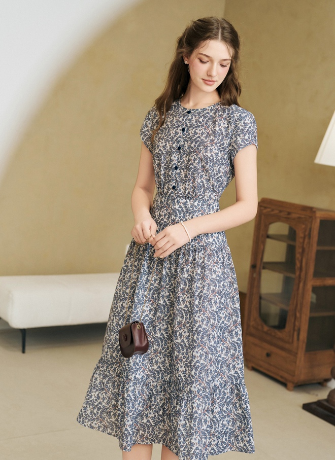 Nét đặc sắc từ kiểu váy hoa, váy họa tiết mùa thu - Ảnh 9.