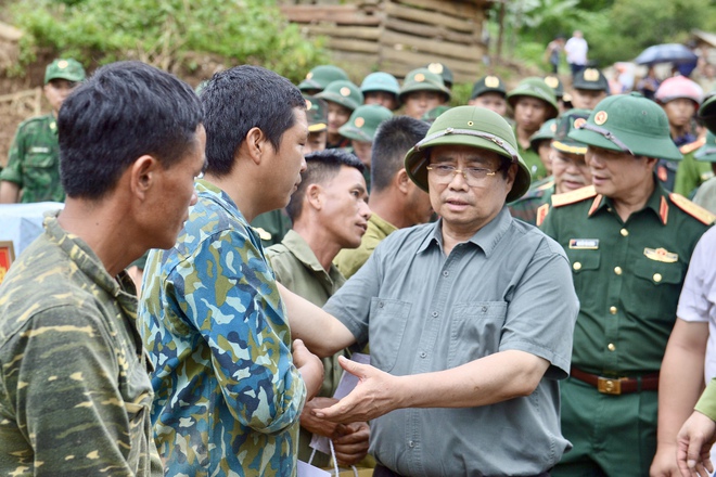 Thủ tướng xúc động chứng kiến cảnh hoang tàn ở Điện Biên sau lũ dữ - Ảnh 7.