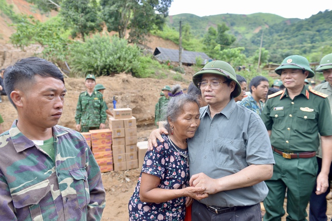 Thủ tướng xúc động chứng kiến cảnh hoang tàn ở Điện Biên sau lũ dữ - Ảnh 3.