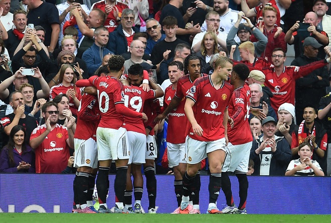 VAR 'trao' phạt đền ph&uacute;t 90+7, M.U thắng h&uacute; v&iacute;a Burnley: HLV Amorim c&ograve;n l&acirc;u mới hết lo- Ảnh 2.