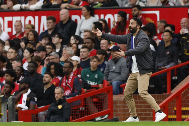 VAR 'trao' phạt đền ph&uacute;t 90+7, M.U thắng h&uacute; v&iacute;a Burnley: HLV Amorim c&ograve;n l&acirc;u mới hết lo- Ảnh 5.