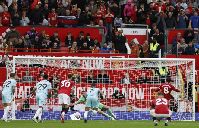 VAR 'trao' phạt đền ph&uacute;t 90+7, M.U thắng h&uacute; v&iacute;a Burnley: HLV Amorim c&ograve;n l&acirc;u mới hết lo- Ảnh 7.