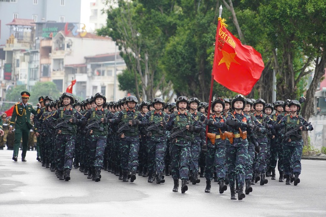 Ngắm vẻ đẹp rạng rỡ các 'bông hồng thép' khối nữ chiến sĩ diễu binh - Ảnh 2.