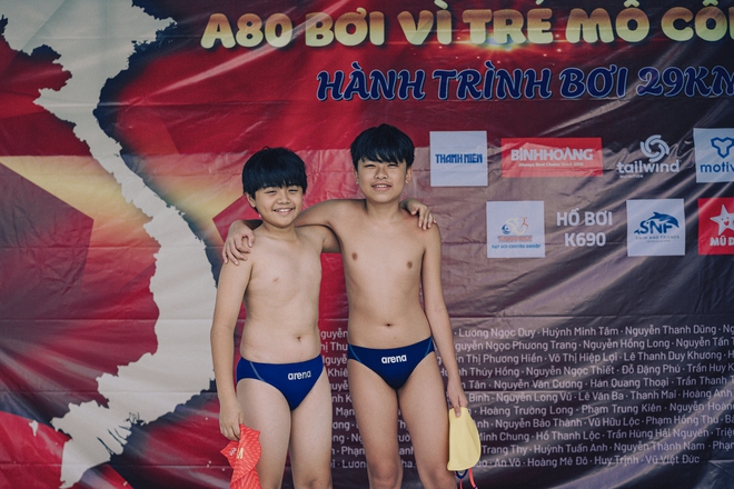 Hàng trăm người bơi ủng hộ cùng con đi tiếp cuộc đời cho trẻ mồ côi - Ảnh 4. Hàng trăm người bơi ủng hộ cùng con đi tiếp cuộc đời cho trẻ mồ côi - Ảnh 4.
