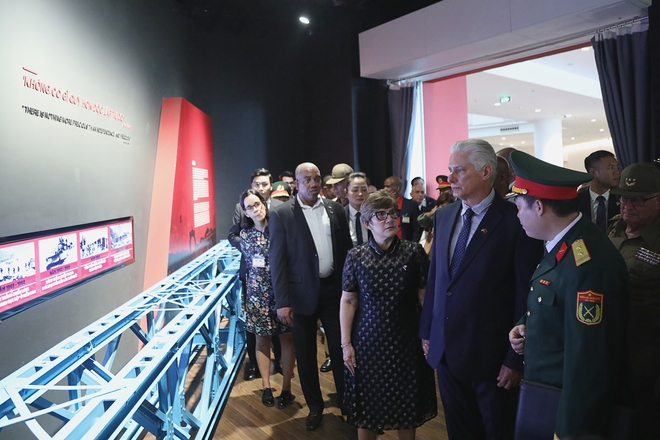 Bí thư thứ nhất, Chủ tịch Cuba thăm Bảo tàng Lịch sử quân sự Việt Nam- Ảnh 9. Bí thư thứ nhất, Chủ tịch Cuba thăm Bảo tàng Lịch sử quân sự Việt Nam- Ảnh 9.