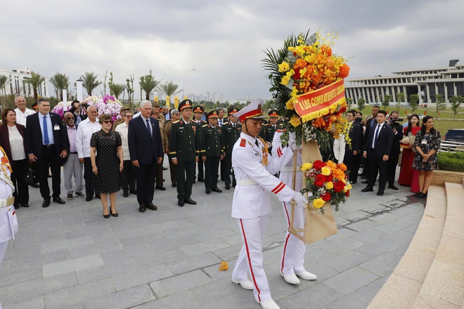 Bí thư thứ nhất, Chủ tịch Cuba thăm Bảo tàng Lịch sử quân sự Việt Nam- Ảnh 2. Bí thư thứ nhất, Chủ tịch Cuba thăm Bảo tàng Lịch sử quân sự Việt Nam- Ảnh 2.