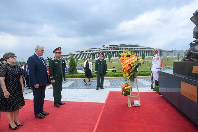 Bí thư thứ nhất, Chủ tịch Cuba thăm Bảo tàng Lịch sử quân sự Việt Nam- Ảnh 1. Bí thư thứ nhất, Chủ tịch Cuba thăm Bảo tàng Lịch sử quân sự Việt Nam- Ảnh 1.