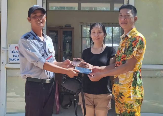 Tận tâm rà tìm nhẫn kim cương giúp du khách Úc, 2 nhân viên được khen ngợi- Ảnh 3.
