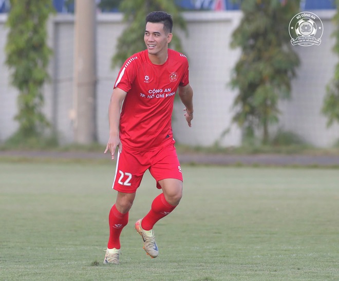 H&igrave;nh ảnh buổi tập rất &lsquo;chất&rsquo; của HLV L&ecirc; Huỳnh Đức, Tiến Linh trong m&agrave;u &aacute;o CLB C&ocirc;ng an TP.HCM- Ảnh 2.