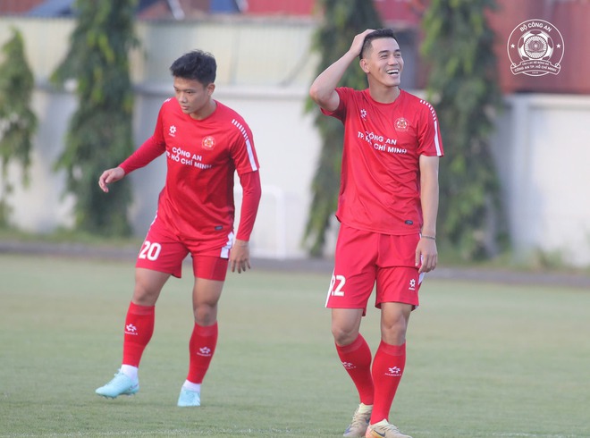 H&igrave;nh ảnh buổi tập rất &lsquo;chất&rsquo; của HLV L&ecirc; Huỳnh Đức, Tiến Linh trong m&agrave;u &aacute;o CLB C&ocirc;ng an TP.HCM- Ảnh 3.