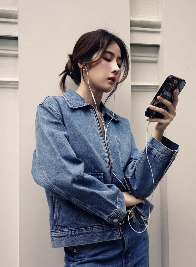 Áo khoác denim giúp nàng ghi điểm phong cách trong tiết trời giao mùa- Ảnh 4.