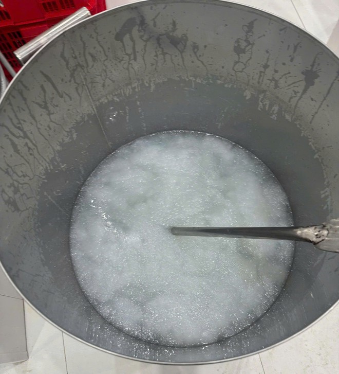 Công an triệt phá đường dây sản xuất, buôn bán yến hũ giả- Ảnh 4.