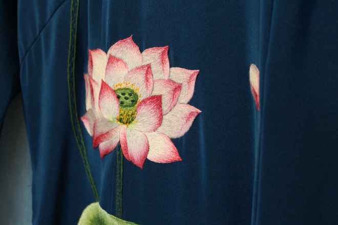 Tà áo dài gửi lời yêu nước - Ảnh 3.