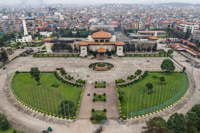 Quân đội Nepal áp đặt giới nghiêm, tái thiết lập trật tự - Ảnh 7.