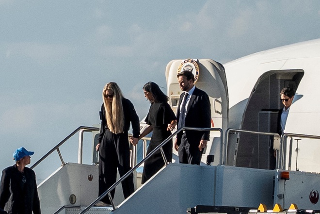 FBI công bố ảnh nghi phạm ám sát ông Charlie Kirk, tìm thấy khẩu súng trường - Ảnh 4.