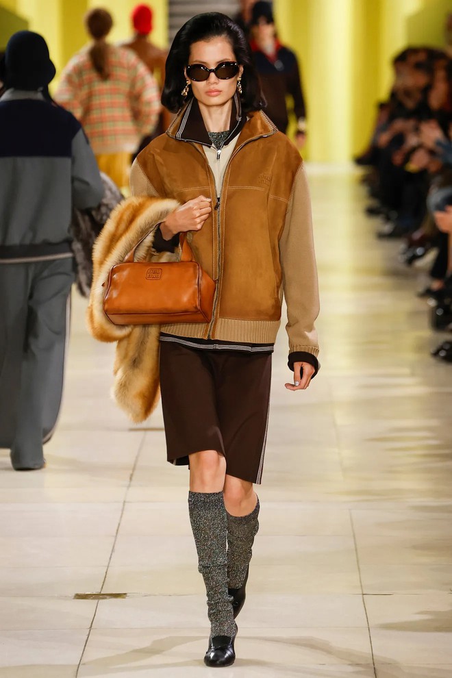 Chân váy bút chì, món đồ không thể thiếu cho mùa thu 2025- Ảnh 6.