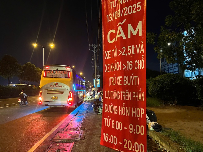 Xe khách vi phạm tràn lan ở cửa ngõ phía đông TP.HCM- Ảnh 13. Xe khách vi phạm tràn lan ở cửa ngõ phía đông TP.HCM- Ảnh 13.