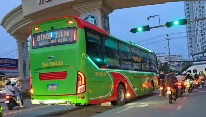 Xe khách vi phạm tràn lan ở cửa ngõ phía đông TP.HCM- Ảnh 4. Xe khách vi phạm tràn lan ở cửa ngõ phía đông TP.HCM- Ảnh 4.