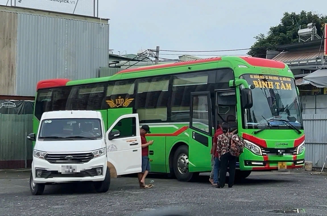 Xe khách vi phạm tràn lan ở cửa ngõ phía đông TP.HCM- Ảnh 3. Xe khách vi phạm tràn lan ở cửa ngõ phía đông TP.HCM- Ảnh 3.