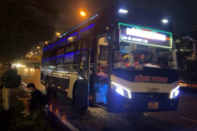 Xe khách vi phạm tràn lan ở cửa ngõ phía đông TP.HCM- Ảnh 5. Xe khách vi phạm tràn lan ở cửa ngõ phía đông TP.HCM- Ảnh 5.