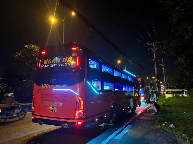 Xe khách vi phạm tràn lan ở cửa ngõ phía đông TP.HCM- Ảnh 12. Xe khách vi phạm tràn lan ở cửa ngõ phía đông TP.HCM- Ảnh 12.