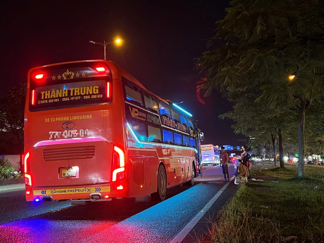 Xe khách vi phạm tràn lan ở cửa ngõ phía đông TP.HCM- Ảnh 6. Xe khách vi phạm tràn lan ở cửa ngõ phía đông TP.HCM- Ảnh 6.