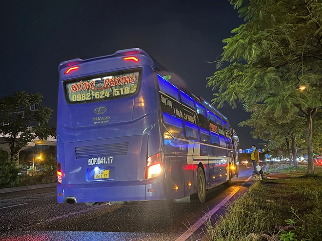 Xe khách vi phạm tràn lan ở cửa ngõ phía đông TP.HCM- Ảnh 7. Xe khách vi phạm tràn lan ở cửa ngõ phía đông TP.HCM- Ảnh 7.