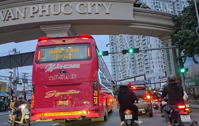 Xe khách vi phạm tràn lan ở cửa ngõ phía đông TP.HCM- Ảnh 2. Xe khách vi phạm tràn lan ở cửa ngõ phía đông TP.HCM- Ảnh 2.