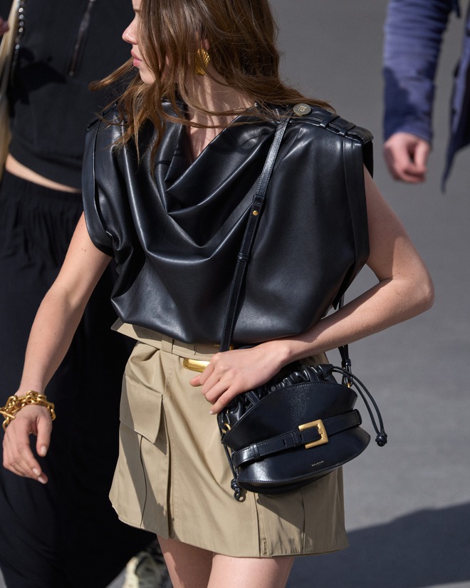 Mẹo phối phụ kiện kim loại trong phong cách công sở hiện đại- Ảnh 2.