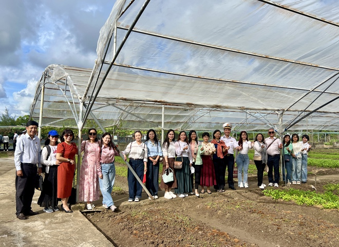 Nhận món quà 200 cây ăn trái, chiến sĩ hải quân đào đất trồng ngay - Ảnh 4.