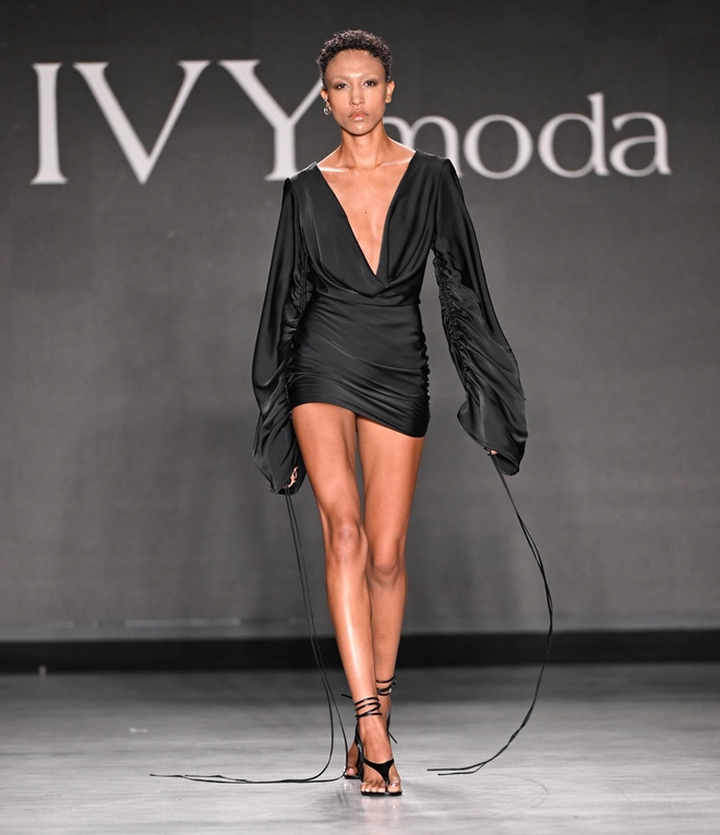 Gam đen, trắng 'thắp lửa' các sàn diễn thời trang 2026- Ảnh 9.