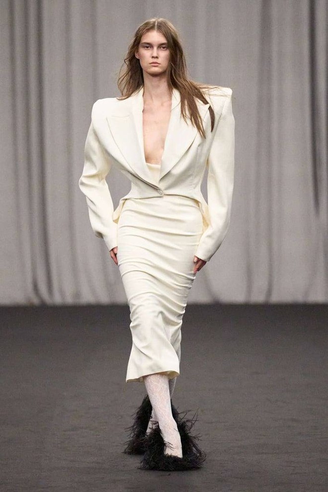 Gam đen, trắng 'thắp lửa' các sàn diễn thời trang 2026- Ảnh 13.