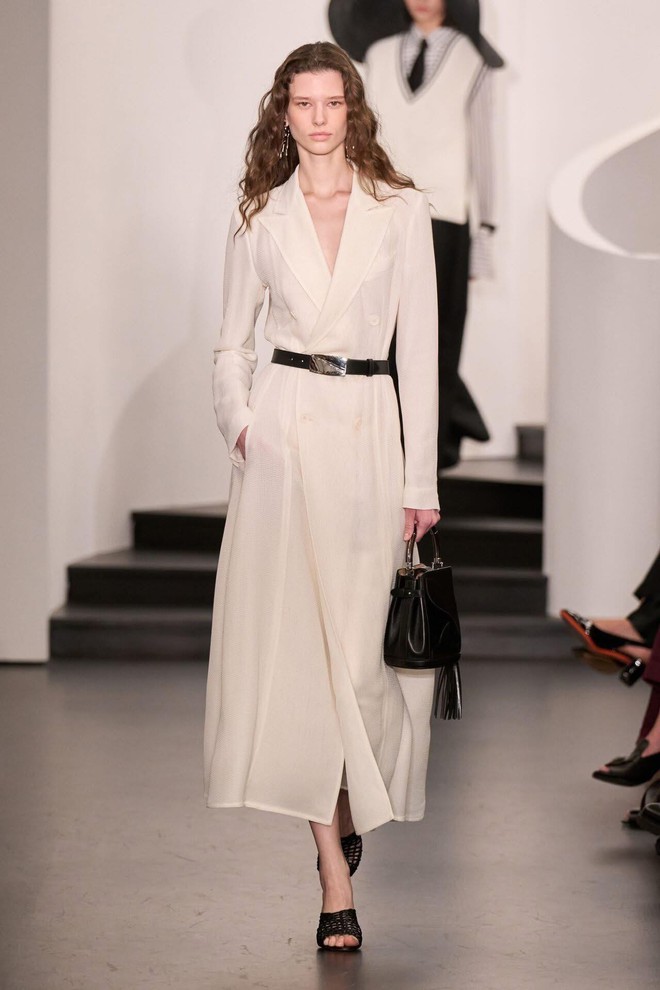 Gam đen, trắng 'thắp lửa' các sàn diễn thời trang 2026- Ảnh 3.