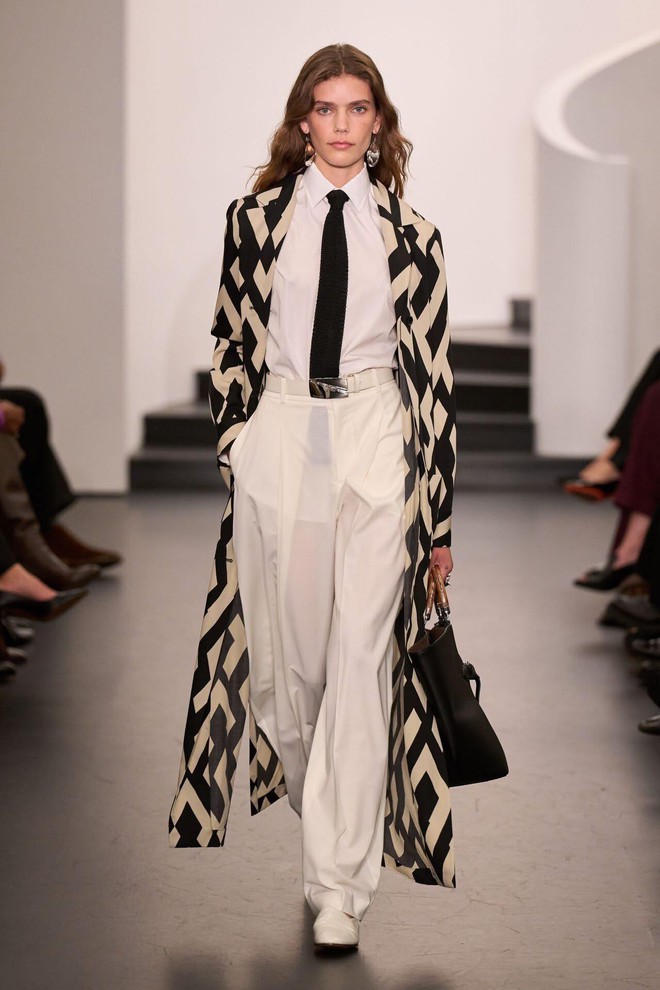 Gam đen, trắng 'thắp lửa' các sàn diễn thời trang 2026- Ảnh 2.
