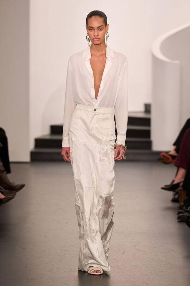 Gam đen, trắng 'thắp lửa' các sàn diễn thời trang 2026- Ảnh 5.