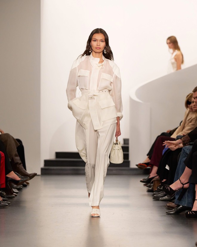 Gam đen, trắng 'thắp lửa' các sàn diễn thời trang 2026- Ảnh 7.