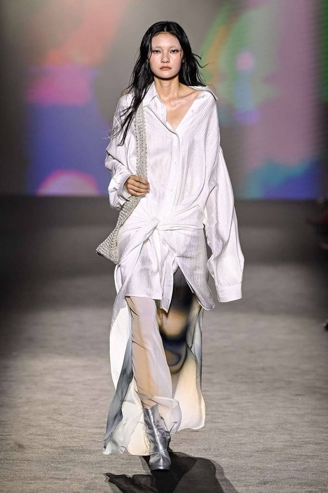 Gam đen, trắng 'thắp lửa' các sàn diễn thời trang 2026- Ảnh 11.
