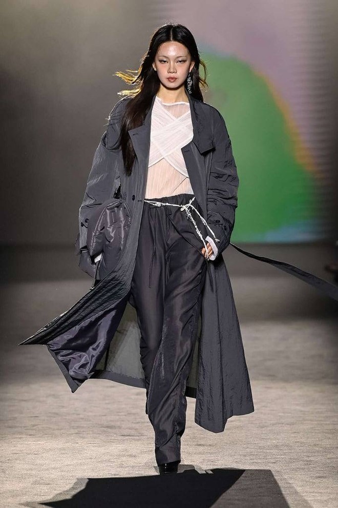 Gam đen, trắng 'thắp lửa' các sàn diễn thời trang 2026- Ảnh 10.