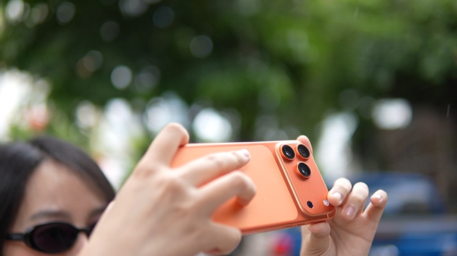 Đập hộp iPhone 17 Pro Max màu cam hot nhất hiện nay: Giá 55 triệu có xứng đáng? - Ảnh 9.