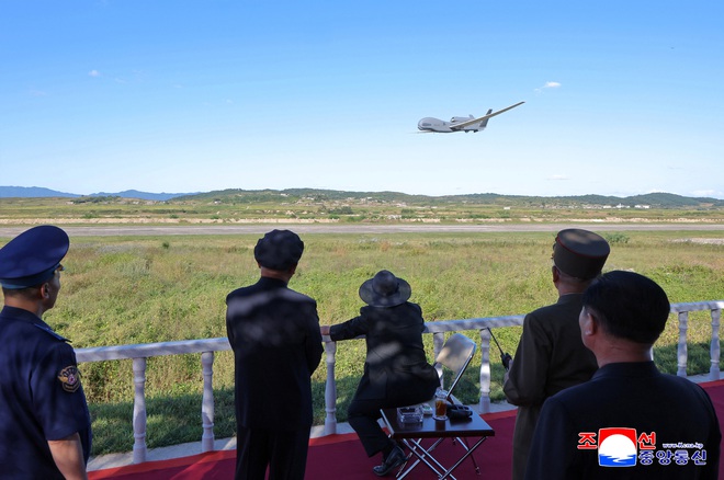 Ông Kim Jong-un thị sát thử nghiệm UAV, chỉ đạo phát triển AI - Ảnh 2.